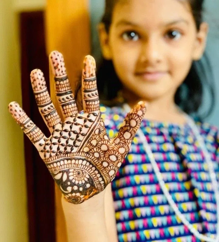 Front Hand Mehndi Design with Gol Tikki for Diwali (2)