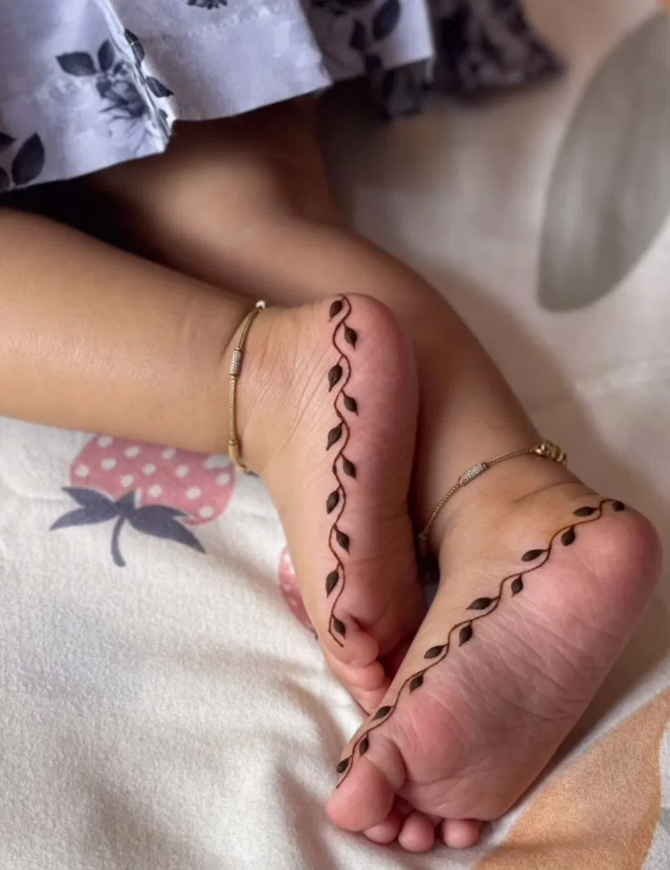 Simple Back Hand Mehndi Design with Jaal (9)