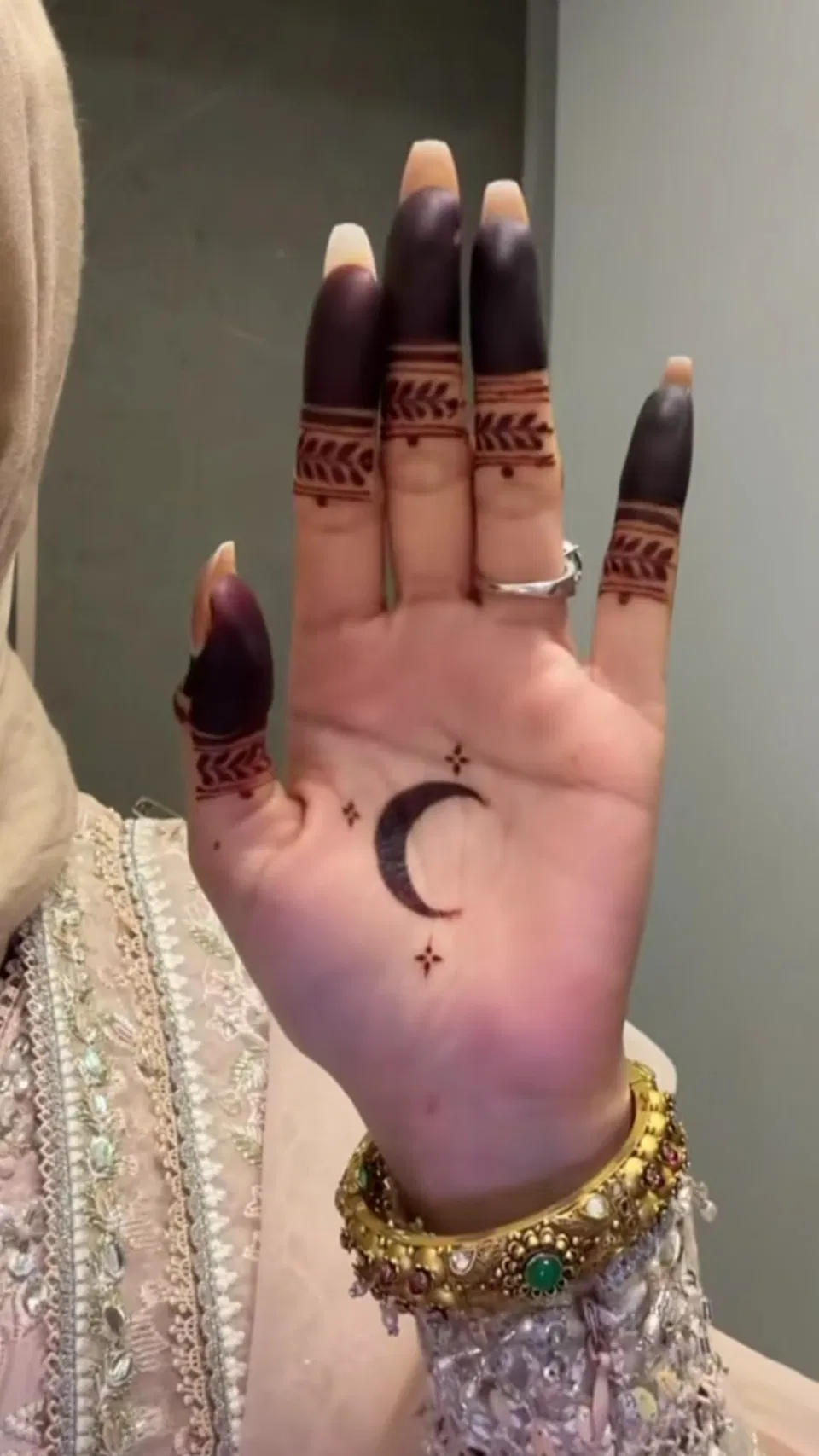 Aesthetic Arabic Finger Mehndi Design with Moon for Eid