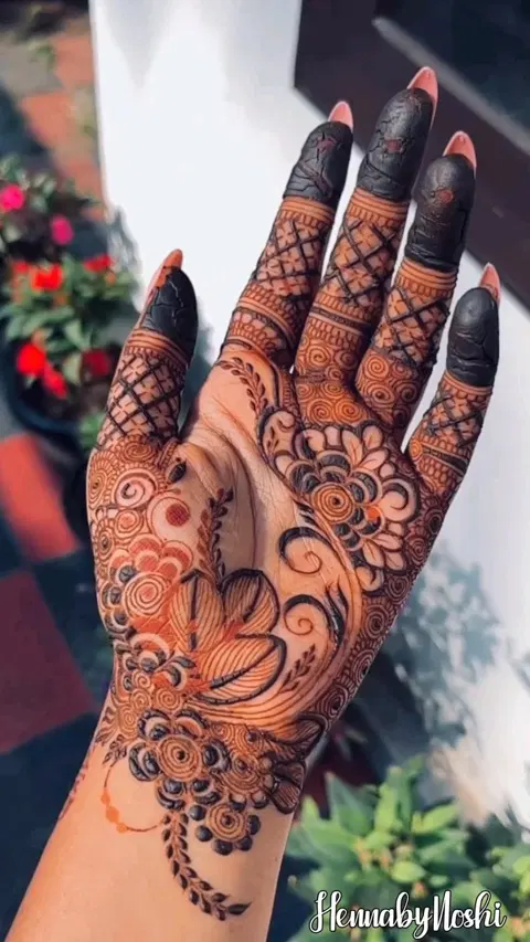 aesthetic stylish circle front hand mehndi design