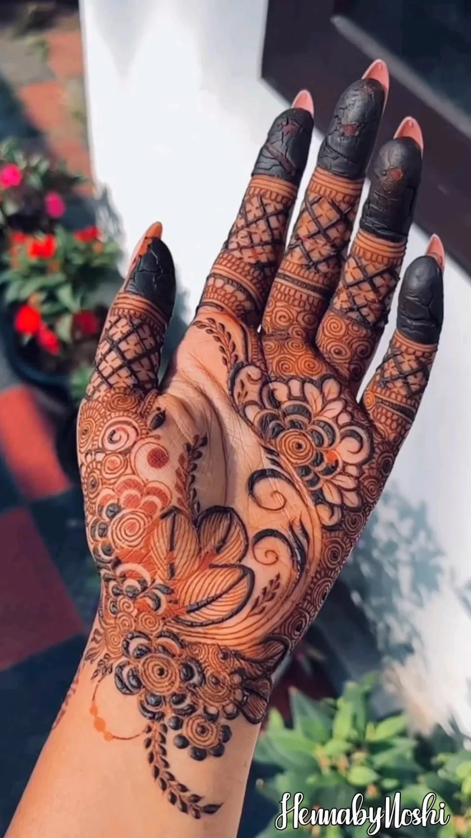 Aesthetic Stylish Front Hand Mehndi Design with Gol Tikki, Flowers and Hidden Name (2)