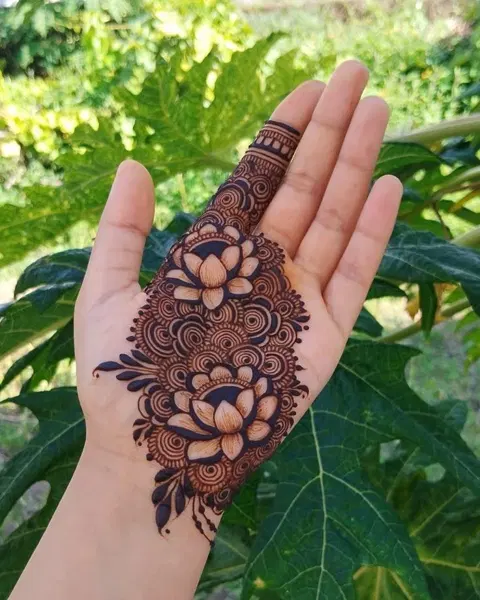 aesthetic stylish flower front hand mehndi design