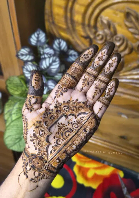 aesthetic arabic circle front hand mehndi design