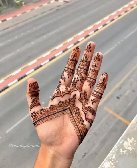 aesthetic minimal circle front hand mehndi design