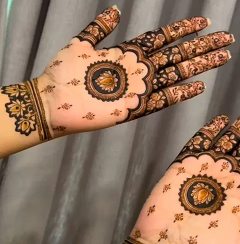 aesthetic minimal jaal front hand mehndi design