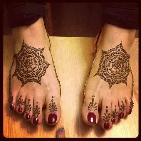 aesthetic bridal circle foot mehndi design