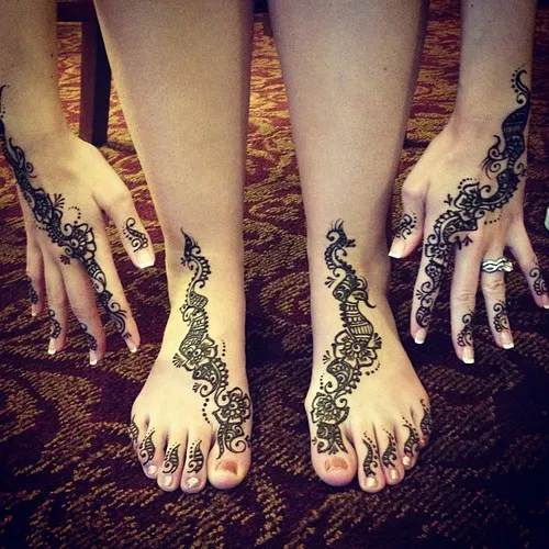 Easy Aesthetic Bridal Back Hand Mehndi Design with Jaal