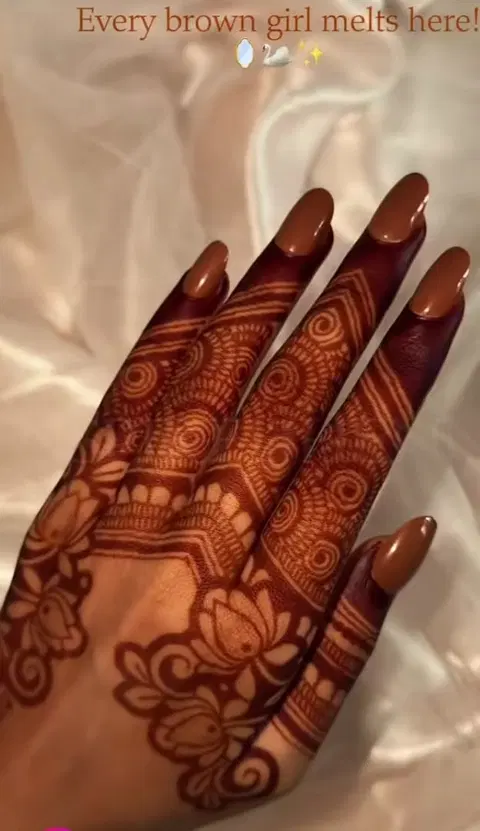 aesthetic bridal circle finger mehndi design