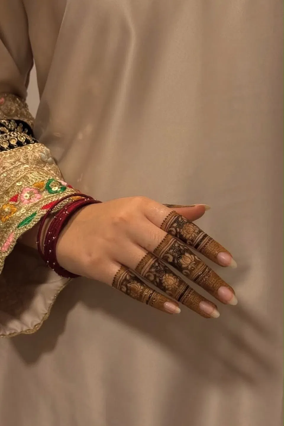 Aesthetic Stylish Back Hand Mehndi Design with Jaal for Eid