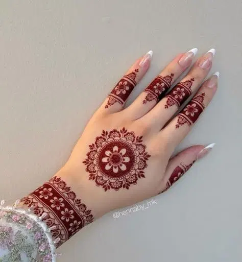 aesthetic simple circle finger mehndi design
