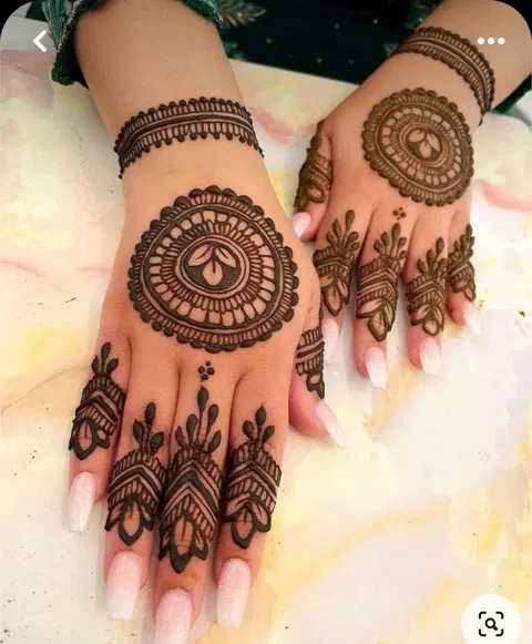 simple circle back hand mehndi design
