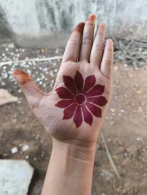 aesthetic simple flower front hand mehndi design
