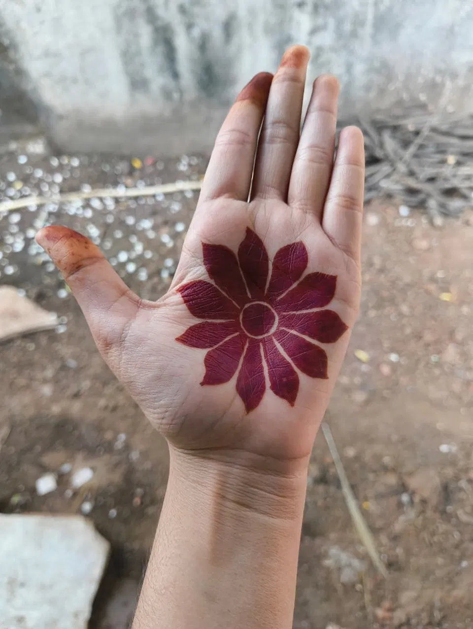 Aesthetic Simple Front Hand Mehndi Design with Flowers and Jaal (3)