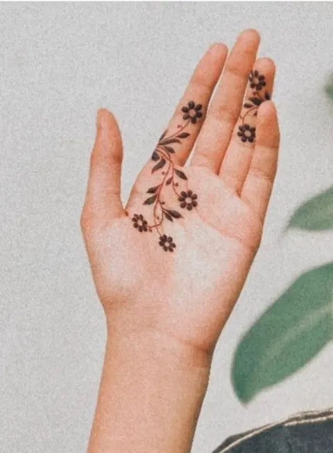 aesthetic arabic flower finger mehndi design