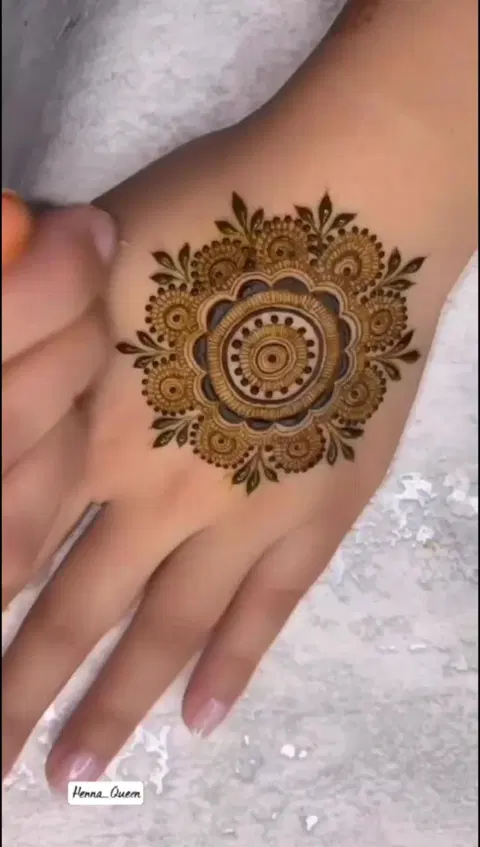 simple stylish circle back hand mehndi design