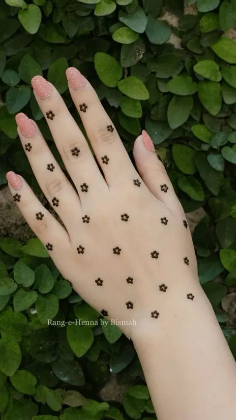 aesthetic minimal flower finger mehndi design