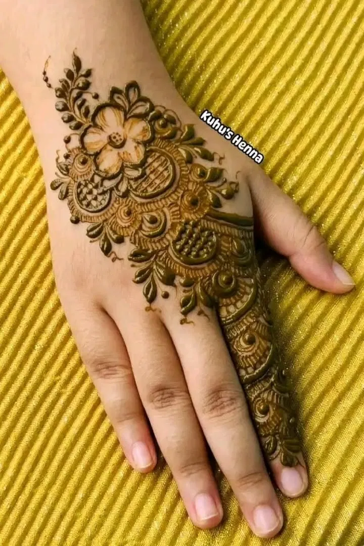Arabic Simple Back Hand Mehndi Design with Flowers (9)