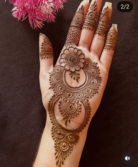 circle front hand mehndi design