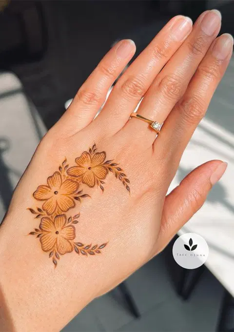 aesthetic minimal flower front hand mehndi design