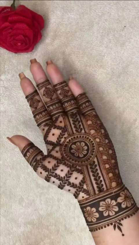 aesthetic bridal circle finger mehndi design