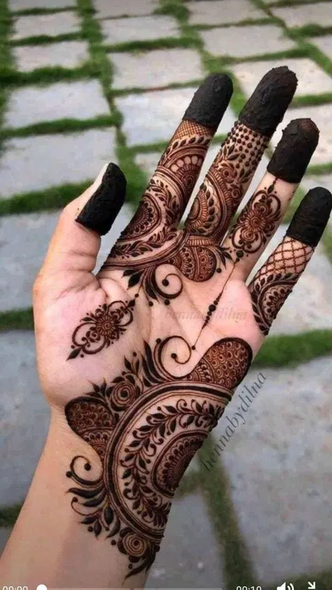 aesthetic arabic front hand mehndi design