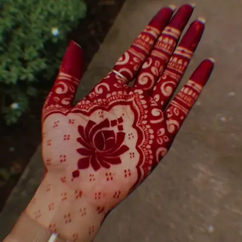 aesthetic minimal flower front hand mehndi design