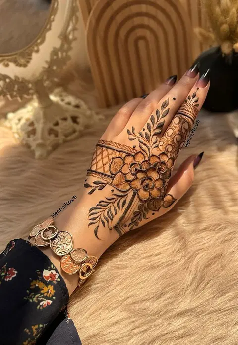 simple stylish deity finger mehndi design