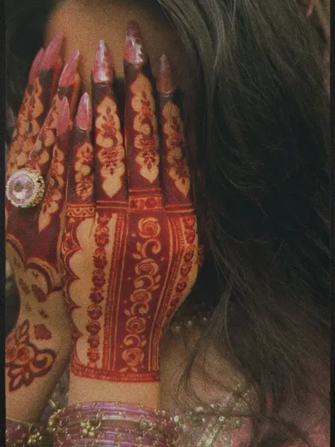 aesthetic stylish back hand mehndi design
