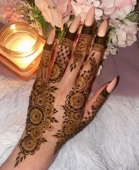 aesthetic arabic circle back hand mehndi design