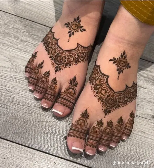 Simple Stylish Foot Mehndi Design