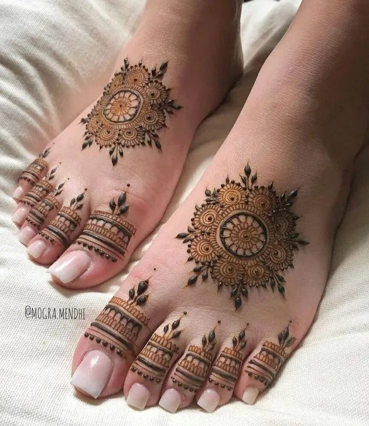 Bridal Simple Finger Mehndi Design with Gol Tikki and Jaal