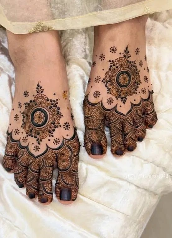 Bridal Simple Finger Mehndi Design with Gol Tikki (4)