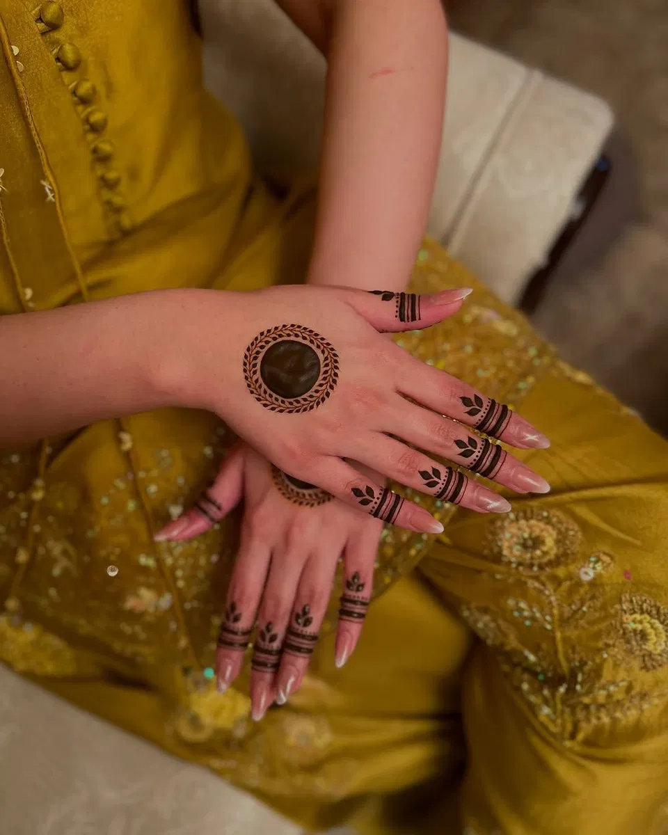 Aesthetic Simple Back Hand Mehndi Design with Gol Tikki for Eid