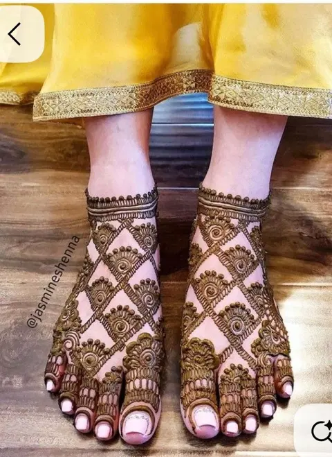 bridal figure foot mehndi design