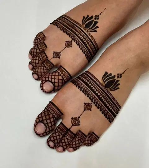 simple lotus foot mehndi design