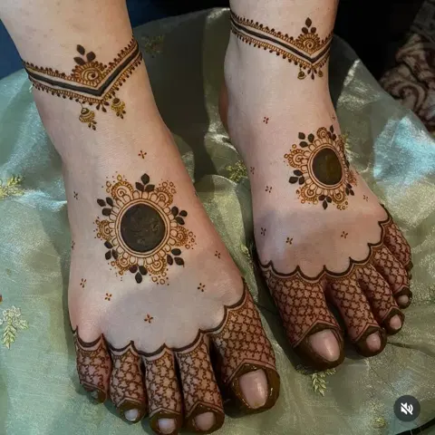 simple stylish circle back hand mehndi design