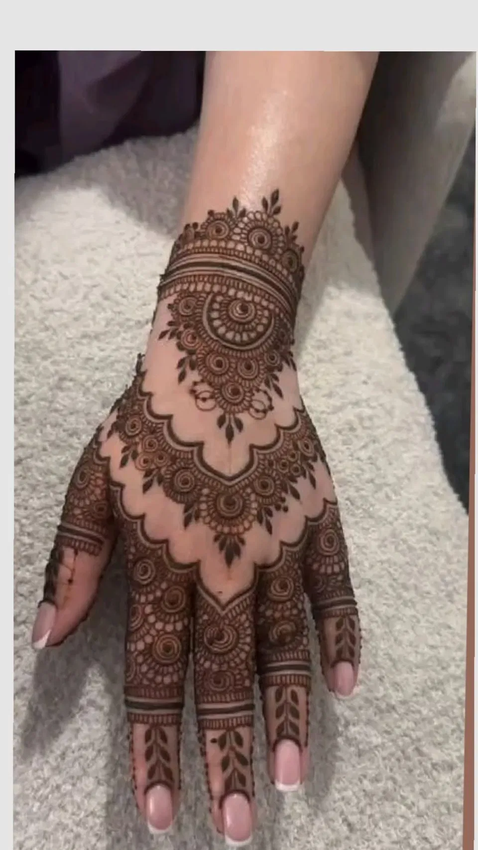 Aesthetic Arabic Back Hand Mehndi Design for Eid (6)