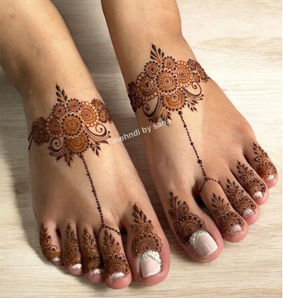 Simple Stylish Foot Mehndi Design with Flowers and Jaal