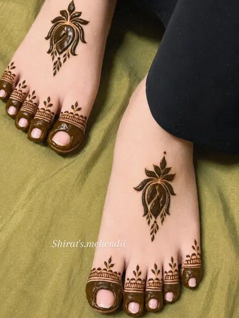 simple stylish heart back hand mehndi design