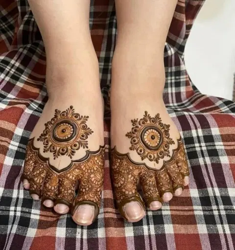 simple stylish circle foot mehndi design