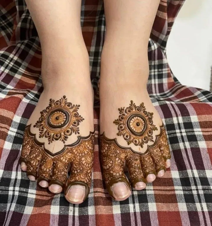 Simple Stylish Foot Mehndi Design with Gol Tikki