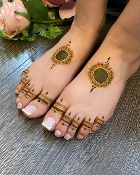 simple circle back hand mehndi design