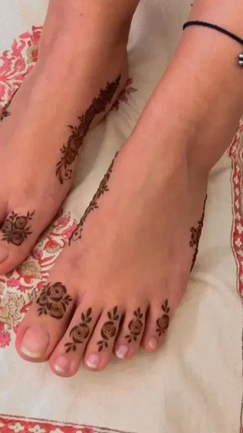 minimal simple jaal back hand mehndi design