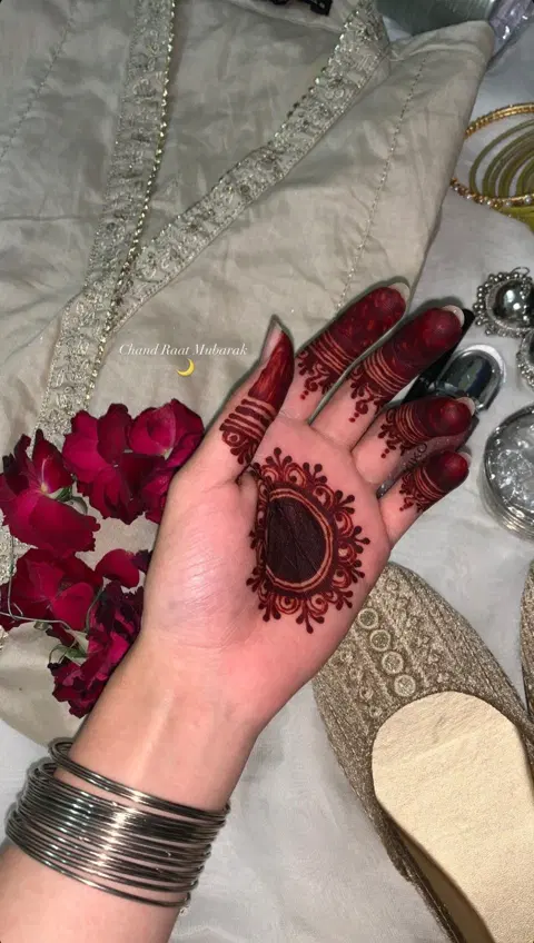 aesthetic circle front hand mehndi design