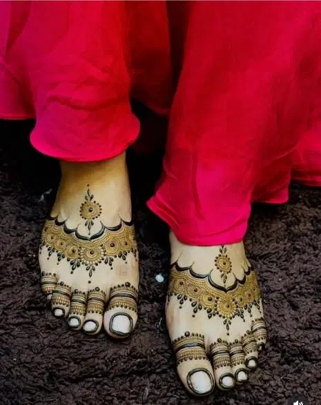 minimal pakistani figure foot mehndi design