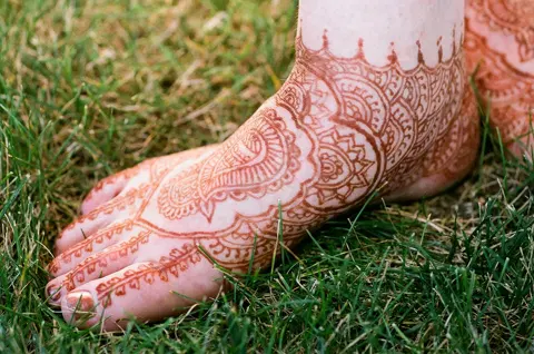 bridal indian circle foot mehndi design