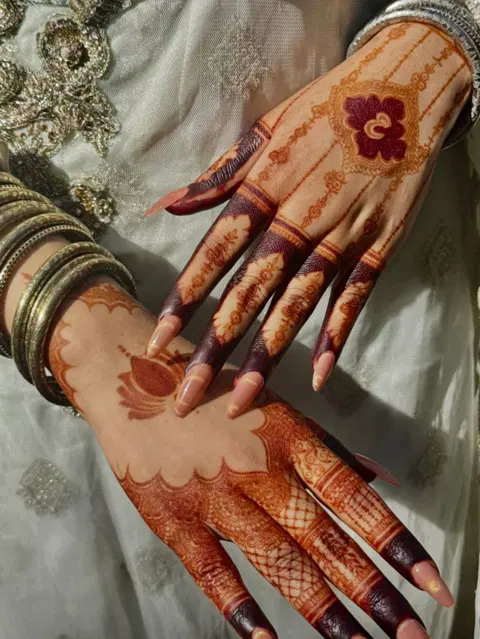 aesthetic bridal flower back hand mehndi design