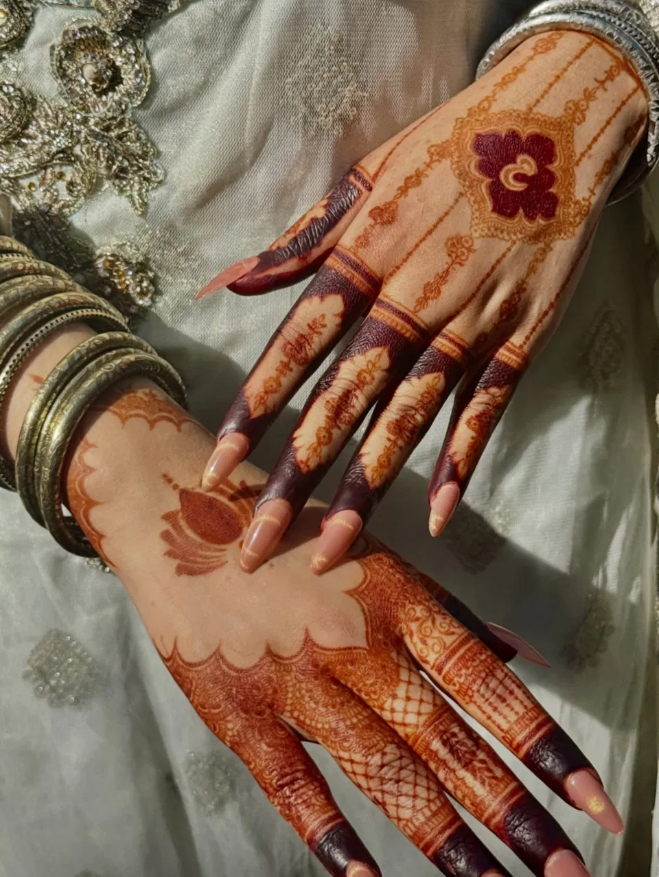 Aesthetic Bridal Back Hand Mehndi Design with Flowers for Eid