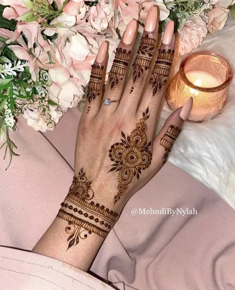 aesthetic simple flower front hand mehndi design