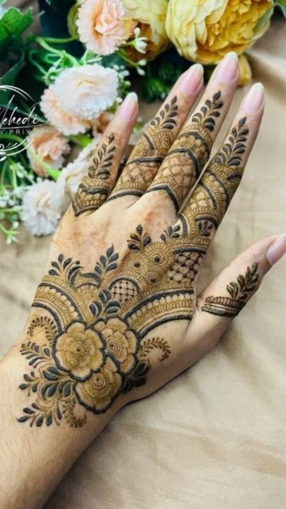 Aesthetic Simple Front Hand Mehndi Design with Gol Tikki and Flowers (7)